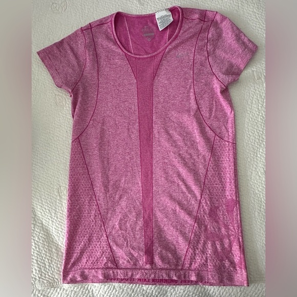 Nike Women’s DRI-FIT Short Sleeve Shirt- Size Medium - Picture 1 of 9